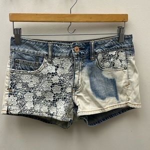 AMERICAN EAGLE LACE JEAN SHORTS SIZE 4